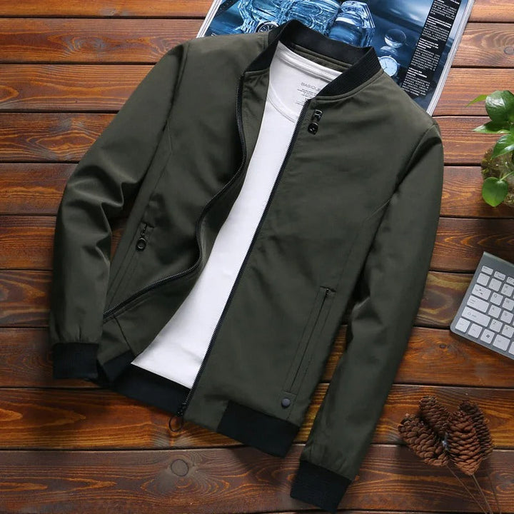 Veste imperméable bleue simple pour homme avec fermeture éclair de BlueCrest.