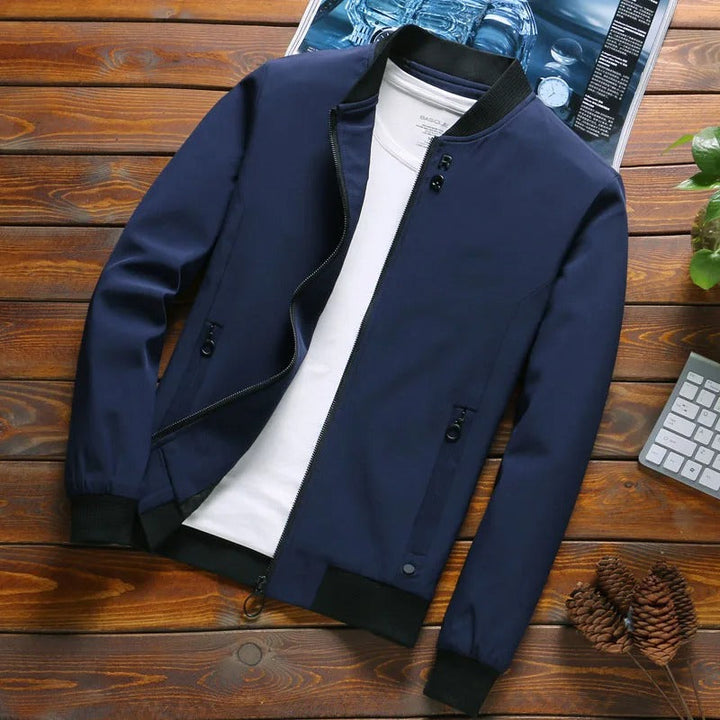 Veste imperméable bleue simple pour homme avec fermeture éclair de BlueCrest.