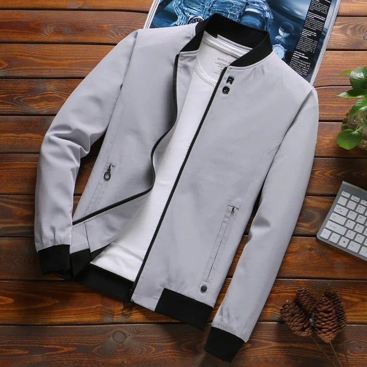 Veste imperméable bleue simple pour homme avec fermeture éclair de BlueCrest.